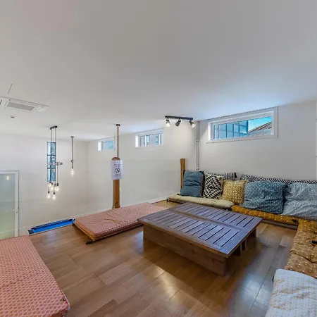 Studentville Academia 3*